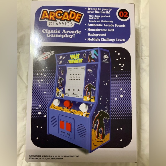 Space Invaders Handheld Electronic Video Game - Picture 3 of 4